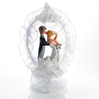 Couple de mariés s'embrassant en céramique sous Arc en Tulle 1 X1 pcs - 160 x 260 mm