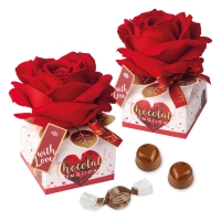 Roses rouges en tissu sur coffrets garnis de pralinés